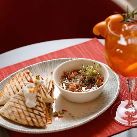 Ibis Citysouth Hotel 3*